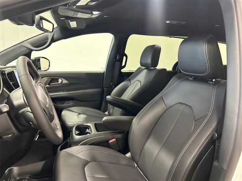 New 2026 Chrysler Pacifica Select image 15