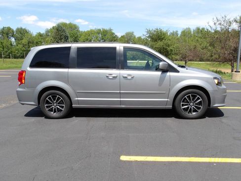 Used 2017 Dodge Grand Caravan GT FWD image 2
