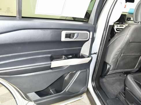 Used 2023 Ford Explorer XLT AWD/4WD image 45