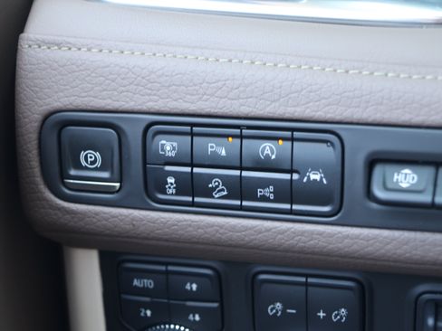 Used 2023 GMC Yukon Denali w/ Advanced Technology Package AWD/4WD image 15