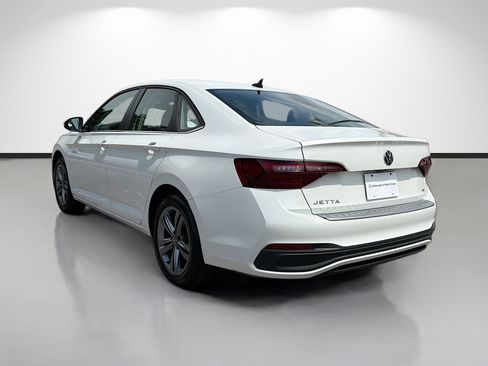 Used 2023 Volkswagen Jetta SE FWD image 5