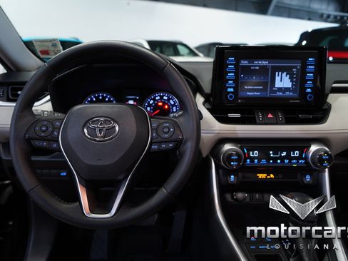 Used 2021 Toyota RAV4 XLE Premium FWD image 32