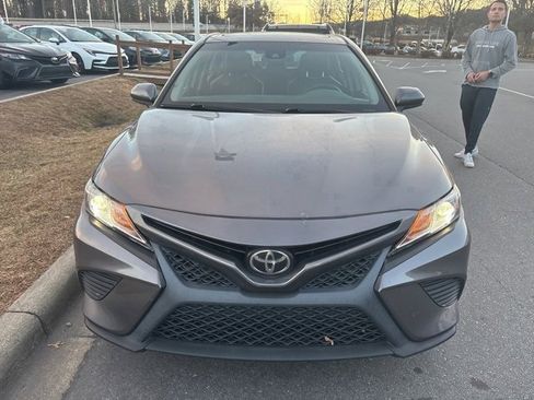 Used 2018 Toyota Camry SE image 2