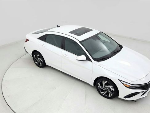 Used 2025 Hyundai Elantra SEL FWD image 19