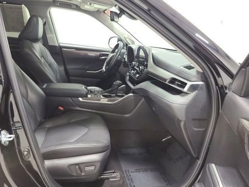 Certified 2024 Toyota Highlander Limited AWD/4WD image 14