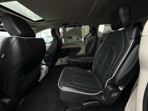 Used 2022 Chrysler Pacifica Limited image 25