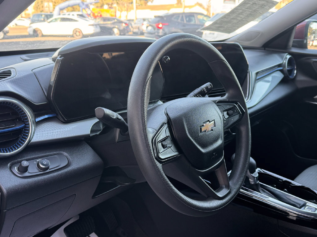 Used 2025 Chevrolet Trax LT FWD image 9