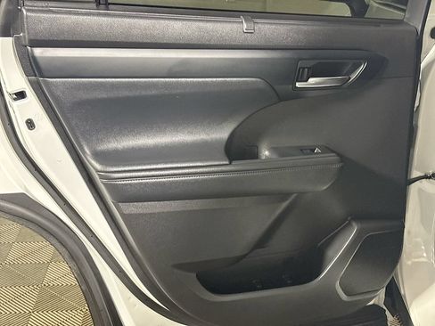 Used 2022 Toyota Highlander XLE AWD/4WD image 20
