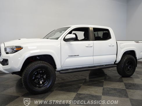 Used 2018 Toyota Tacoma TRD Sport w/ Technology Package RWD image 7