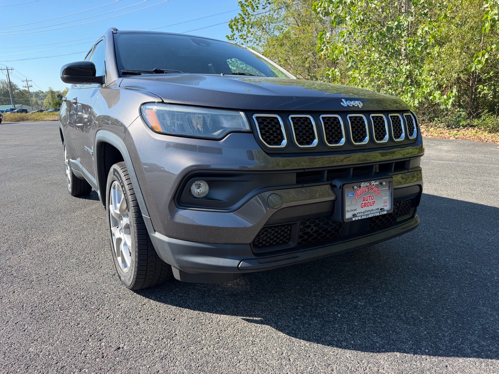Used 2023 Jeep Compass Latitude w/ Sun and Sound Group AWD/4WD image 2