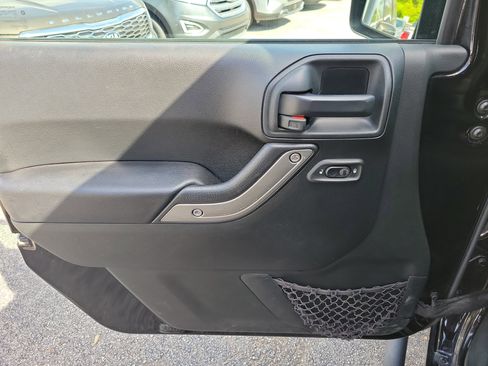 Used 2018 Jeep Wrangler Unlimited Sport S AWD/4WD image 17
