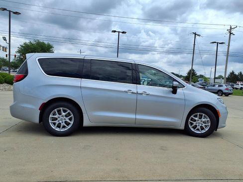 Used 2023 Chrysler Pacifica Touring-L FWD image 30