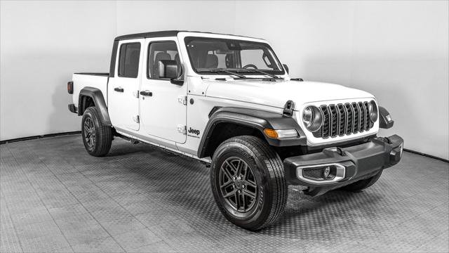 Used 2025 Jeep Gladiator Sport AWD/4WD image 9