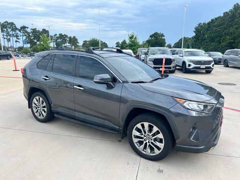 Used 2019 Toyota RAV4 XLE Premium FWD image 2