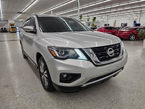 Used 2019 Nissan Pathfinder SV image 3