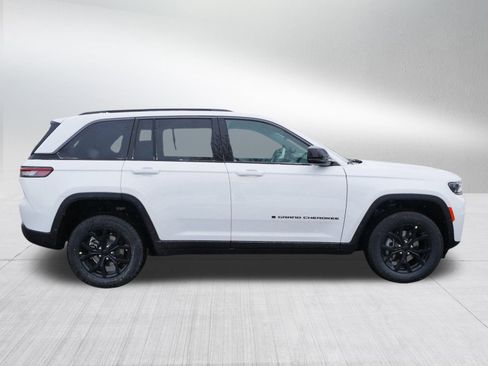 New 2026 Jeep Grand Cherokee Altitude image 8