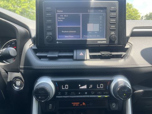Used 2020 Toyota RAV4 XLE FWD image 4