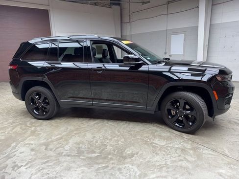 Used 2023 Jeep Grand Cherokee Altitude image 6