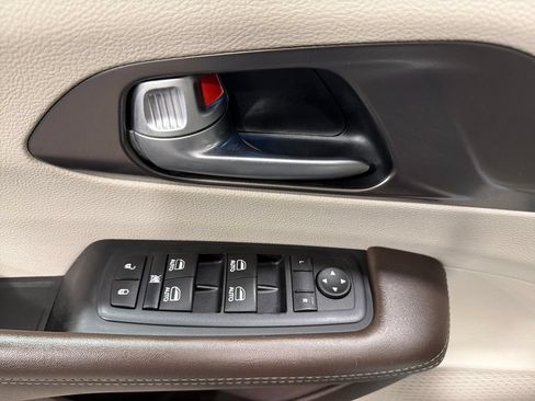Used 2017 Chrysler Pacifica Touring-L Plus w/ Tire & Wheel Group FWD image 16