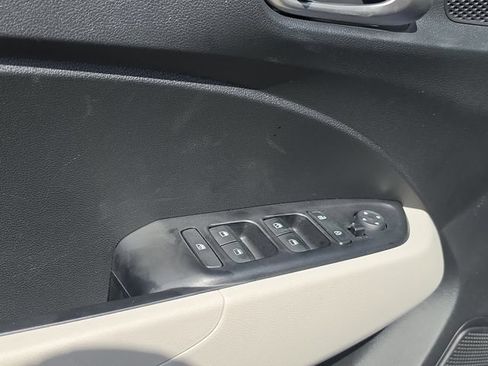 Used 2024 Hyundai Venue SEL FWD image 16