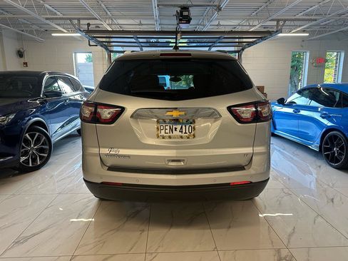Used 2017 Chevrolet Traverse LT w/ Style and Technology Package FWD image 5