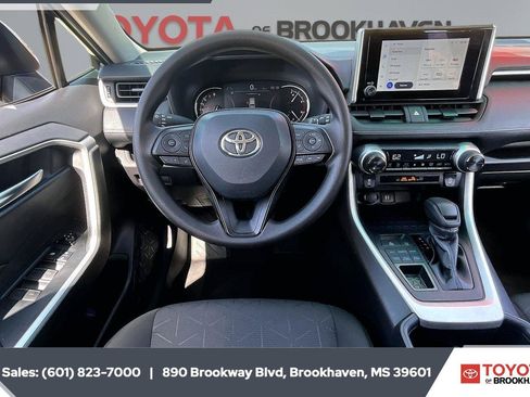 Used 2025 Toyota RAV4 XLE AWD/4WD image 5