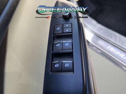 Used 2019 Toyota Highlander Limited Platinum FWD image 18
