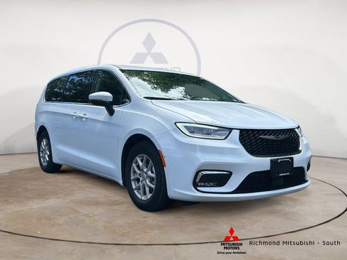 Used 2023 Chrysler Pacifica Touring-L FWD image 1