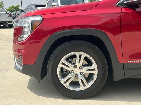 Used 2024 GMC Terrain SLE w/ Driver Convenience Package FWD image 8