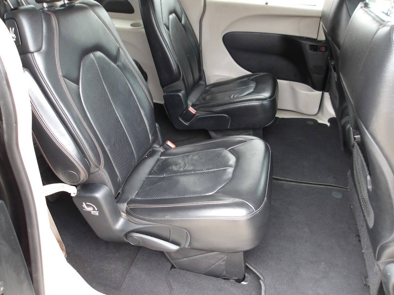 Used 2018 Chrysler Pacifica Touring-L FWD image 22