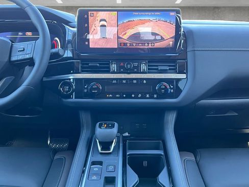 New 2026 Nissan Pathfinder Platinum image 3