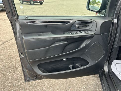 Used 2018 Dodge Grand Caravan SE FWD image 15