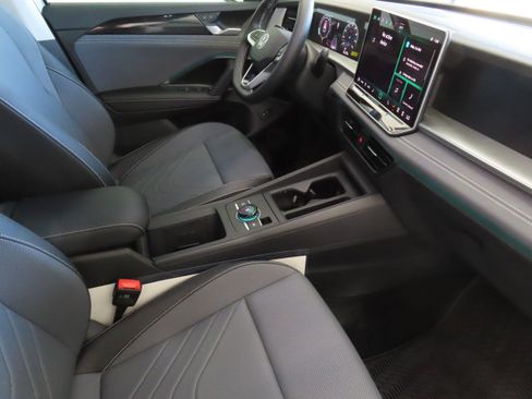 New 2025 Volkswagen Tiguan SE image 26