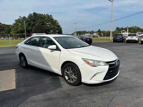 Used 2015 Toyota Camry LE image 4