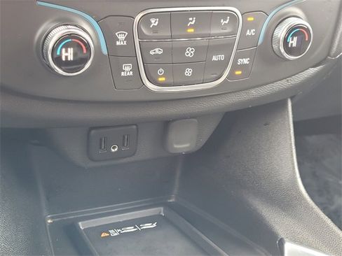 Used 2023 Chevrolet Traverse LT image 21