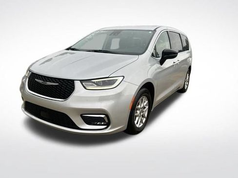 Used 2024 Chrysler Pacifica Touring-L FWD image 7