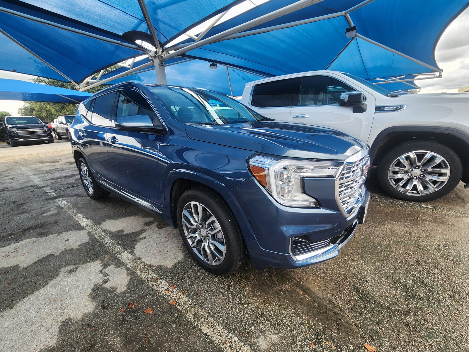 Used 2024 GMC Terrain Denali w/ Denali Premium Package AWD/4WD image 1
