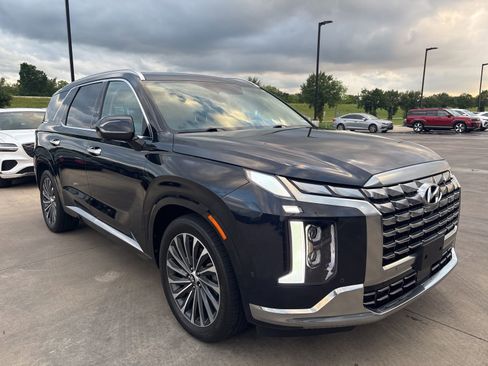 Used 2024 Hyundai Palisade Calligraphy FWD image 3