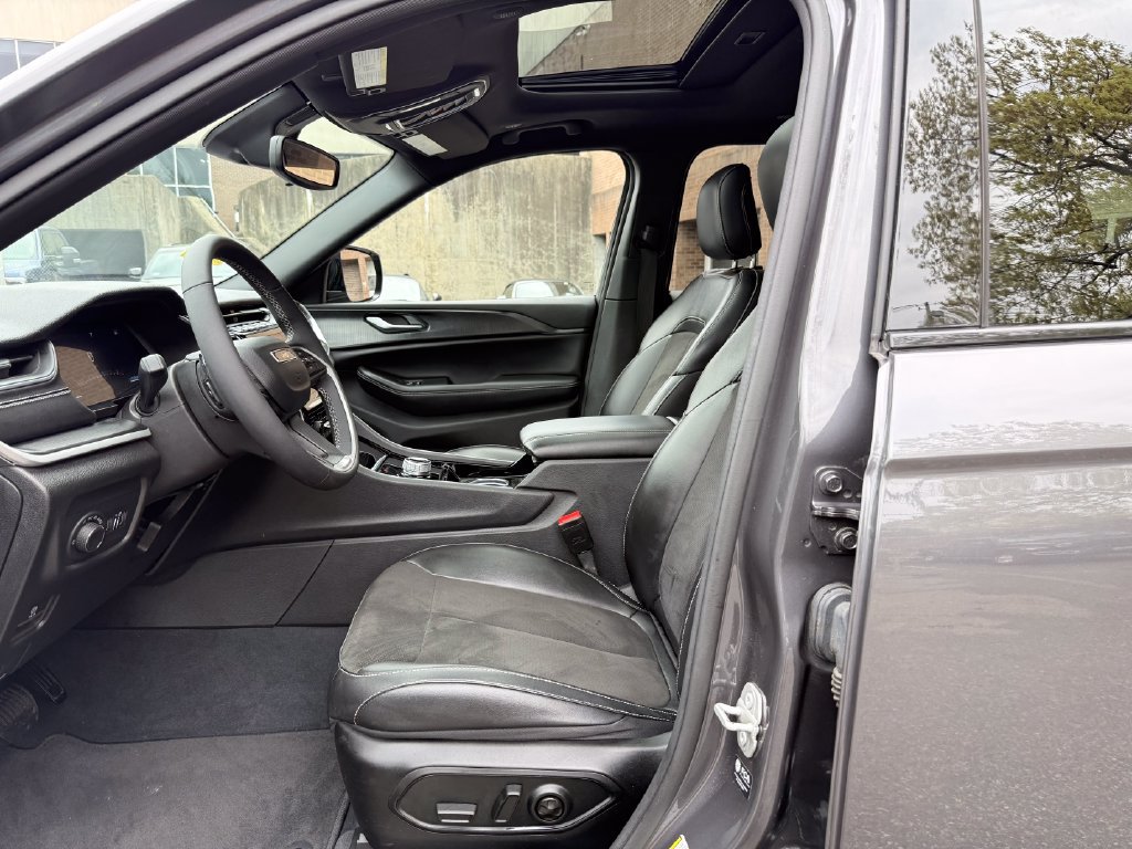 Used 2023 Jeep Grand Cherokee L Laredo AWD/4WD image 13