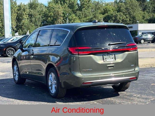 New 2027 Chrysler Pacifica Select AWD/4WD image 17