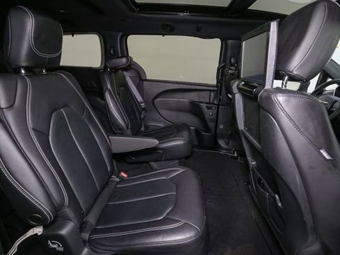 Used 2022 Chrysler Pacifica Touring-L w/ Uconnect Theater Family Group AWD/4WD image 20