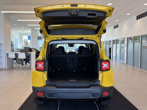 Used 2017 Jeep Renegade Altitude AWD/4WD image 8
