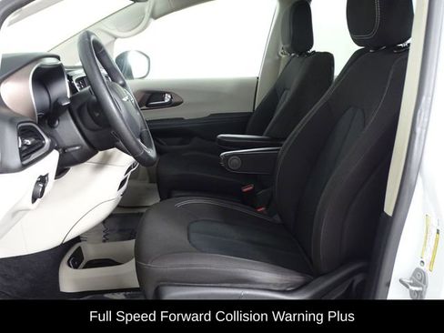 Used 2021 Chrysler Voyager L FWD image 9