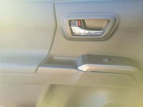 Used 2022 Toyota Tacoma TRD Off-Road image 8