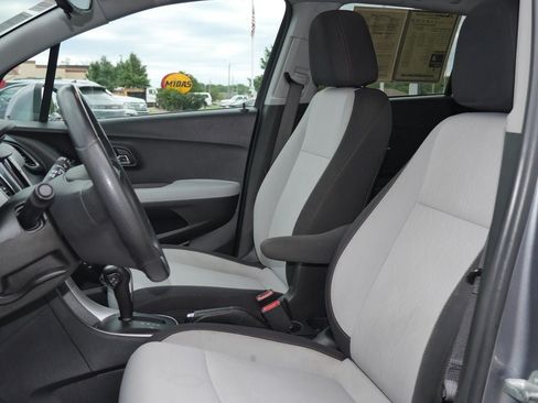 Used 2020 Chevrolet Trax LT FWD image 7