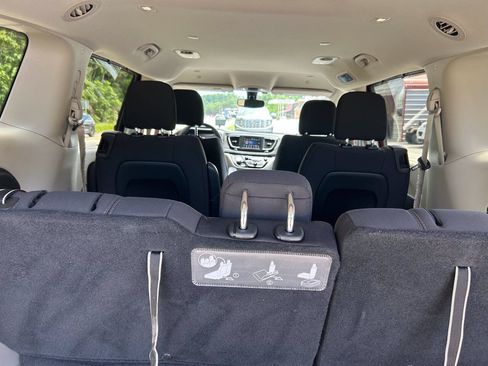 Used 2020 Chrysler Pacifica Touring FWD image 19