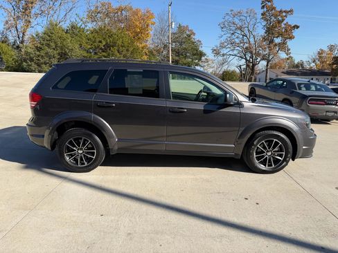 Used 2017 Dodge Journey SE w/ Flexible Seating Group image 2