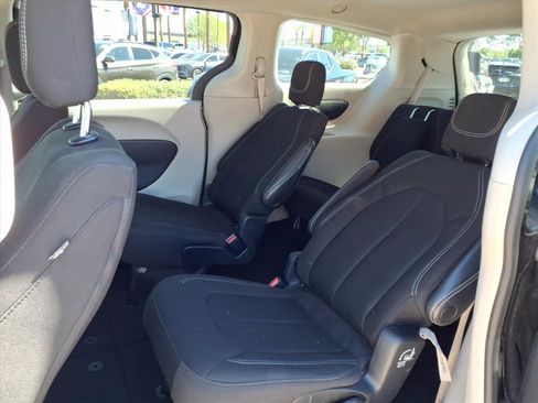 Used 2022 Chrysler Voyager LX image 17