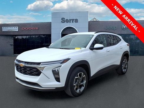 Used 2024 Chevrolet Trax LT w/ LT Convenience Package image 3