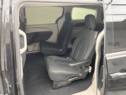 Used 2019 Chrysler Pacifica LX image 10